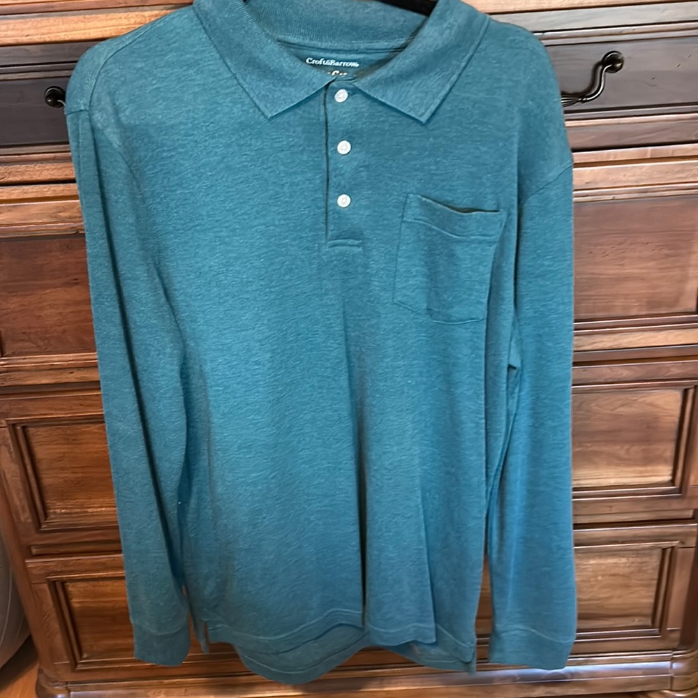 Men’s  medium long sleeve three button down collar shirt. Nice mild green color.